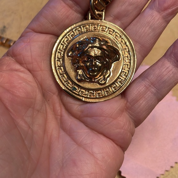 COPY - NECKLACE HEAVY GOLDTONE CONTINUOUS 22inch 1/4 inch box chain.Medusa elem… - Picture 4 of 4